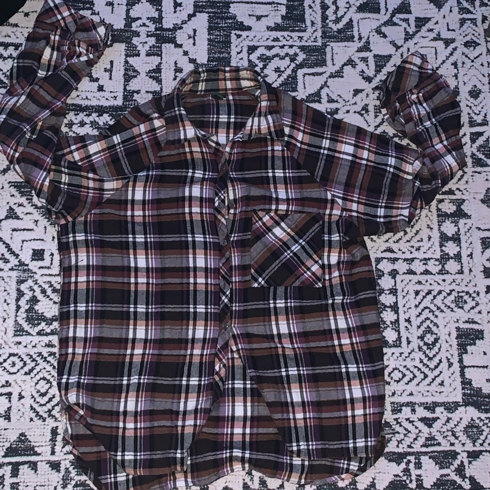 Two button up shirts - Picture 5 of 5